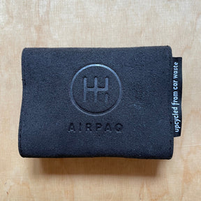 Cardholder von Airpaq in schwarz von hinten mit Logo
