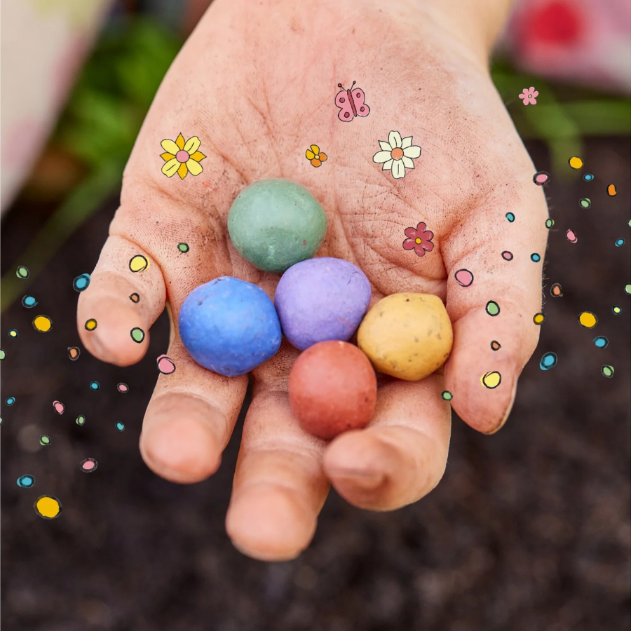 Kinderhand hält bunte Blumenmurmeln