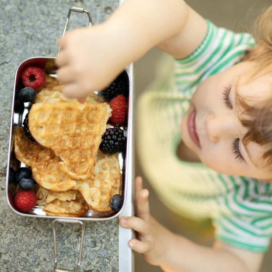 Kind isst aus der ECo Brotbox Dabba Magic mit Snackbox