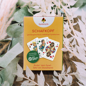 Schafkopf Kartendeck von Spielköpfe – Verpackung, Deko im Hitergrund