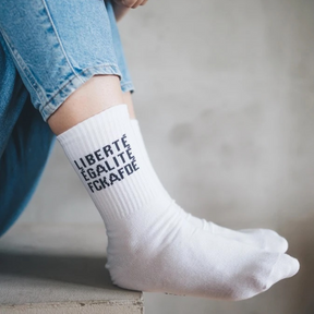 Statementsocken LIBERTÉ ÉGALITÉ FUCK AFD von arrel in weiß am Fuß