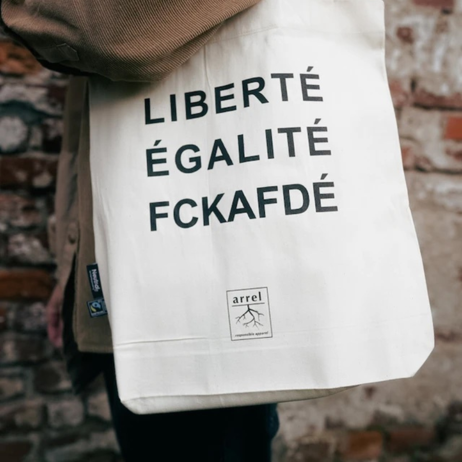 Tote Bag – LIBERTÉ ÉGALITÉ FUCK AFD von arrel wird über der Schulter getragen