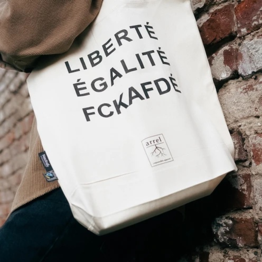 Tote Bag – LIBERTÉ ÉGALITÉ FUCK AFD von arrel wird schräg über der Schulter getragen