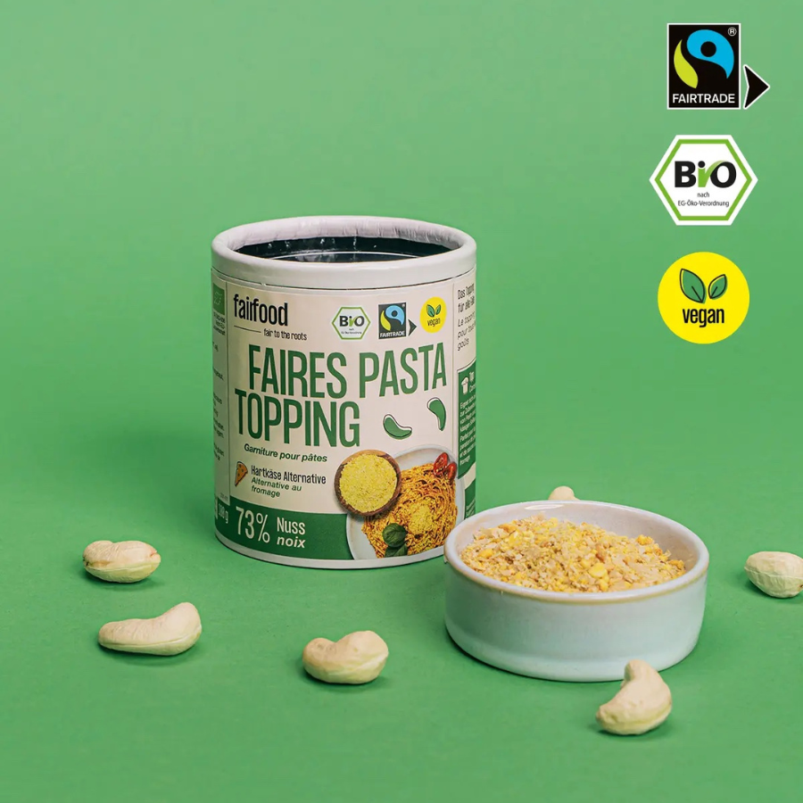 Faires Pasta Topping von fairfood – Verpackung und Schälchen mit Inhalt daneben