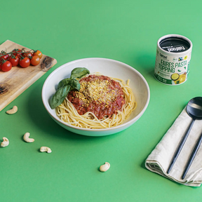 Ein Teller mit Nudeln, Tomatensoße und Pasta Topping