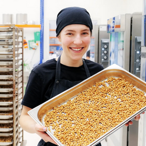 Crunchy Sojabohnen – Sweet Chili von fairfood  auf einem Blech ungewürzt