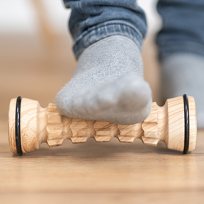 Fußmassage mit dem Fußmassage-Roller von styleholz