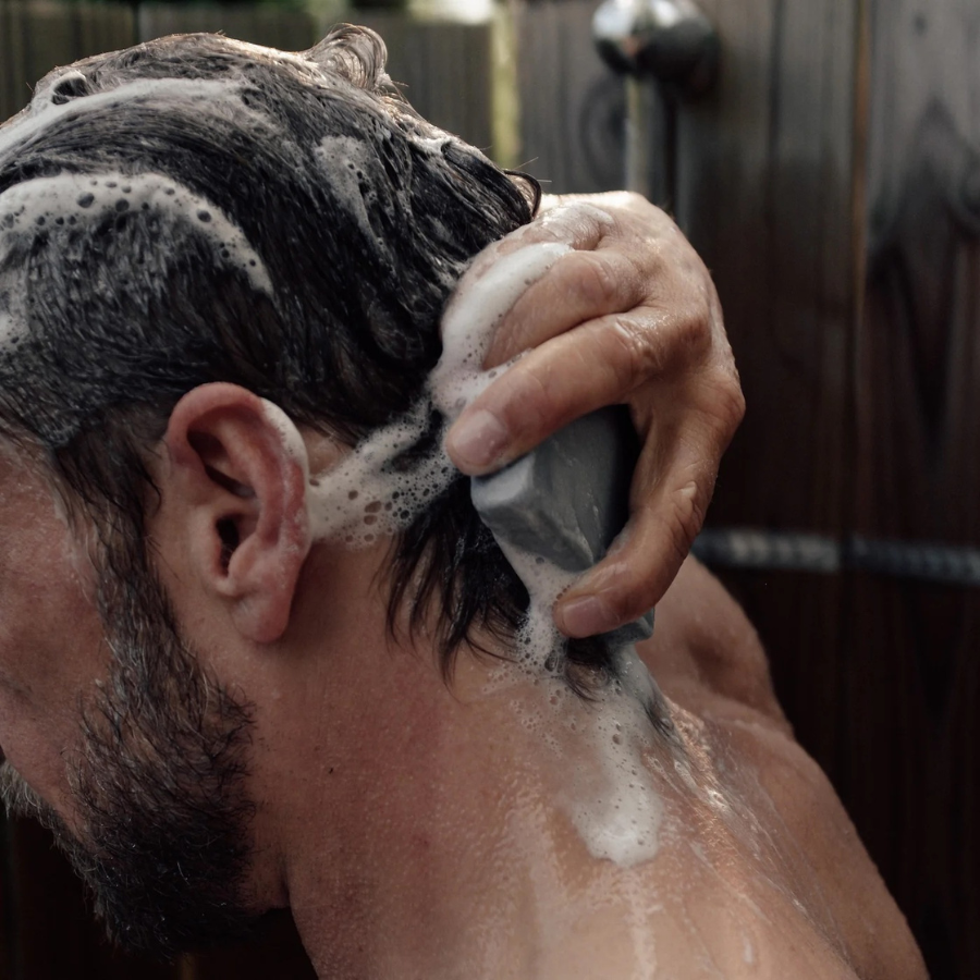 Person benutzt für die Haarpflege den Seifenblock 001: Cleanse + Strengthen von terrorists of beauty