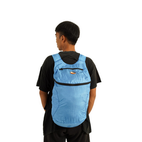 Person trägt Backpack Super Light Blue – Ansicht von hinten