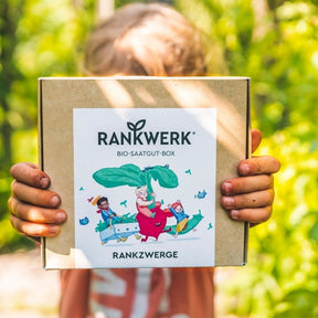 Rankwerk Saatgut Box Rankzwerge wird von einem Kind gehalten